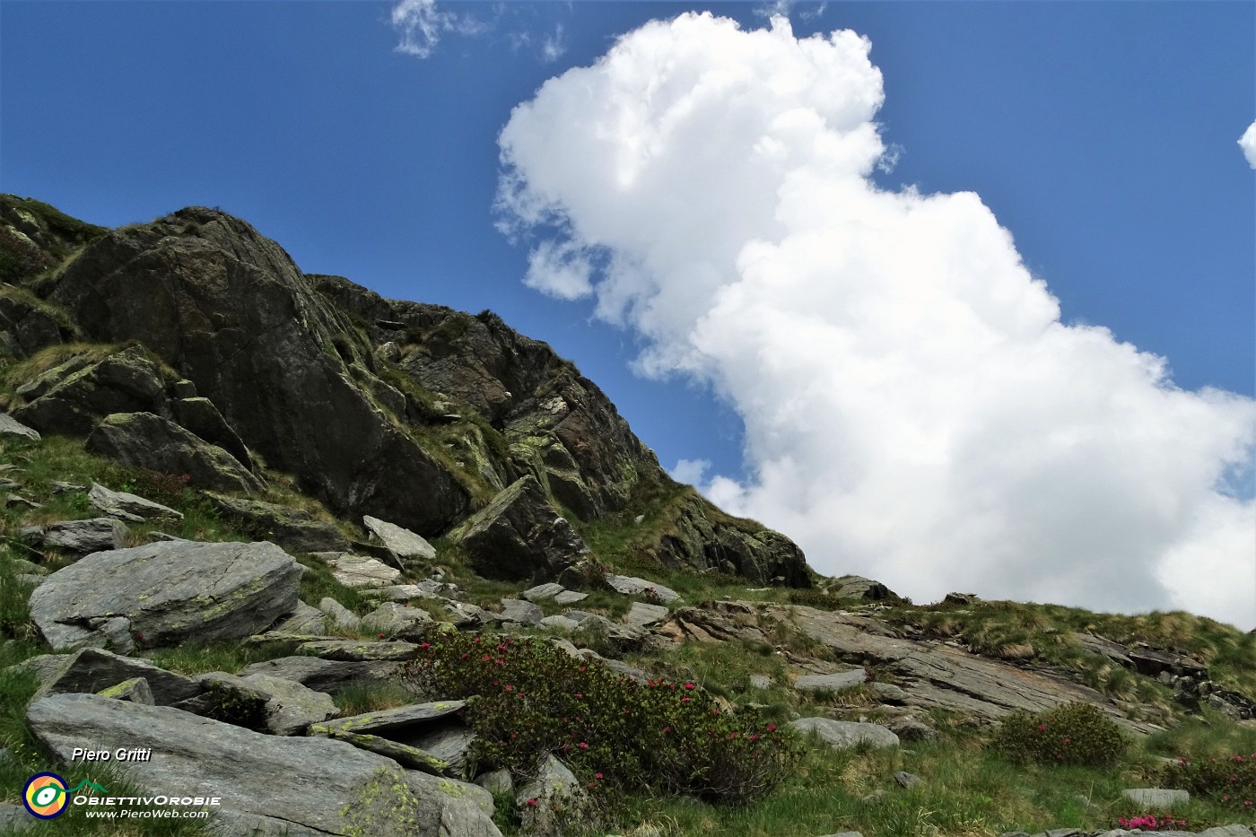 44 Risalgo in traverso  a vista le pendici del versante est del Pizzo Scala .JPG